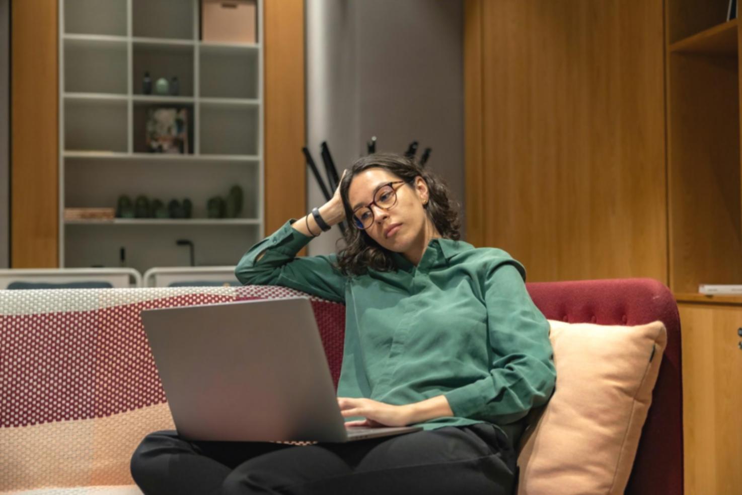Studente che lavora su progetti di design front-end